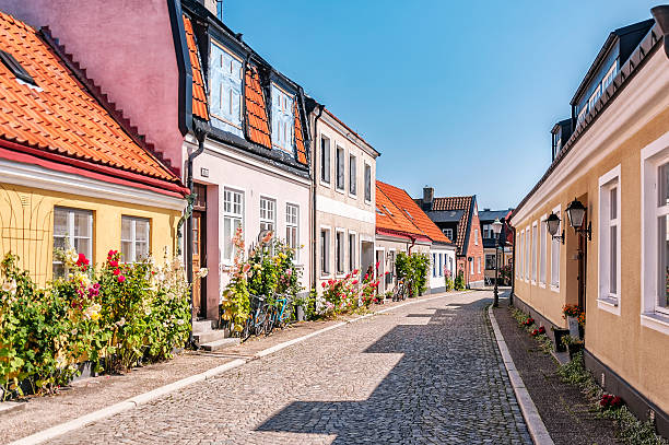 Kullerstensgränd med färgglada hus i Ystads gamla stad