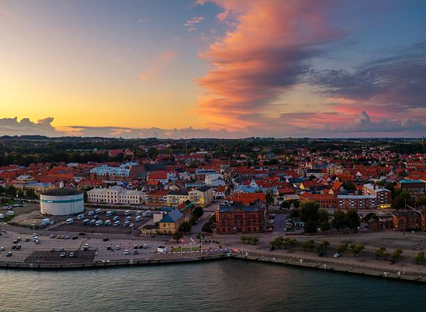 Ystad hamn och stadskärna i solnedgång